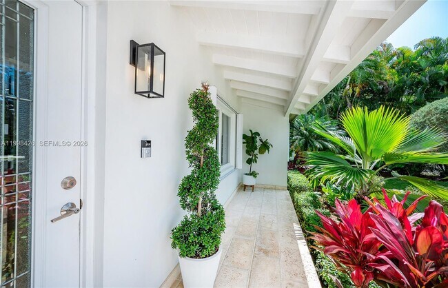 Building Photo - 1003 NE 118th St