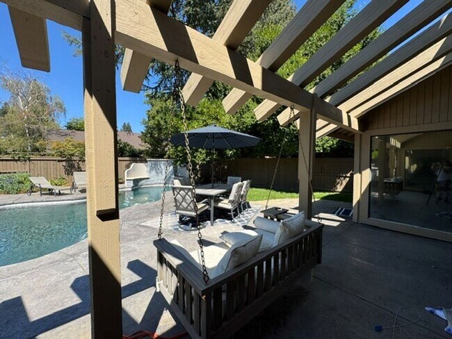 Building Photo - Gorgeous 3-Bedroom House in Gold River with pool