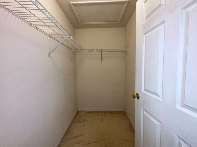 Building Photo - Gated Community! Close to the Beach and sh...