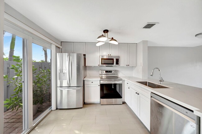 Building Photo - 1997 NE 15th Ave