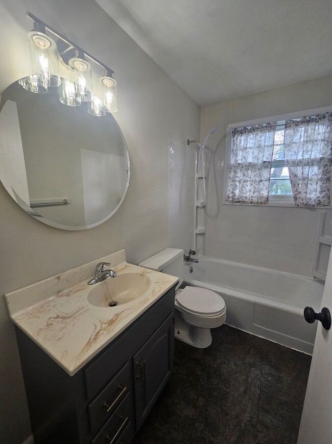 Building Photo - 4 BED | 2 BATH | SINGLE-FAMILY HOME | NORT...