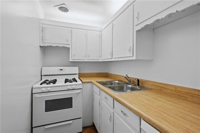 Building Photo - 11 Peachtree Hills Ave NE