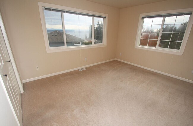 Building Photo - UPDATED CHAFFEY 4 BEDROOOM KINGSTON HOME F...