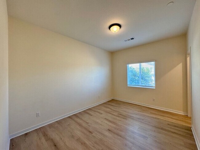Building Photo - Stunning 2021 built 4 bedroom home for LEA...