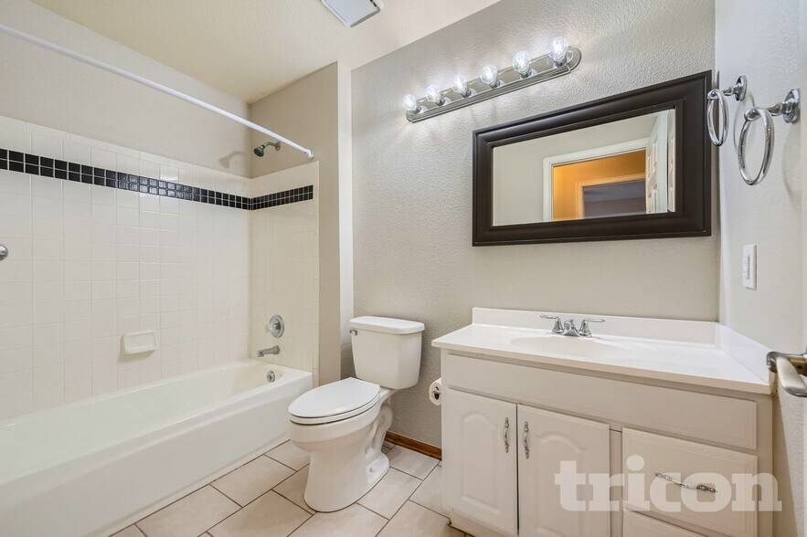 Building Photo - 995 Cobblestone Dr