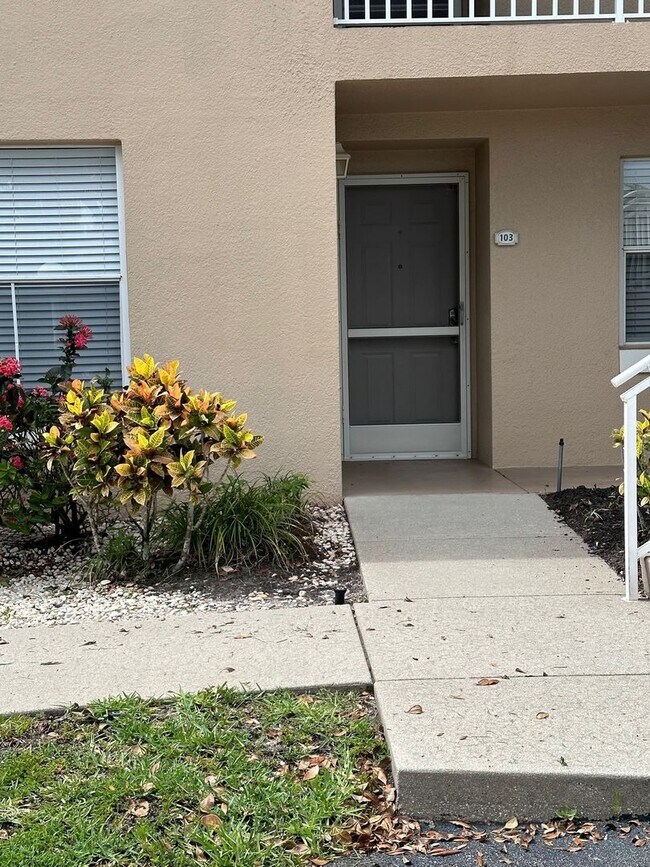 Building Photo - Renovated 1st Floor Seasonal unit in North Naples