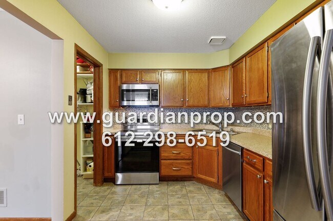 Building Photo - Top Floor Condo Available September 1 in H...