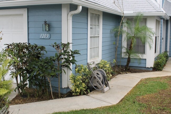 Building Photo - 1209 Ocean Dunes Cir