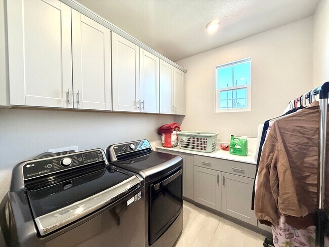 Building Photo - Newer Build 3 Bedroom Home