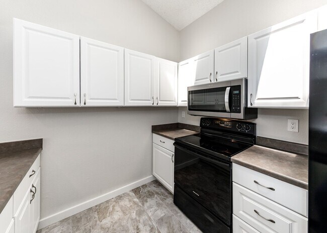 Building Photo - Lovely End Unit 2 Bed Condo, Centrally Located