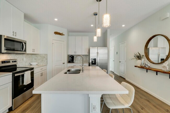 Building Photo - 5719 SE Edgewater Cir