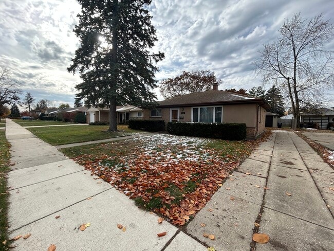 Building Photo - 946 E Grant Dr