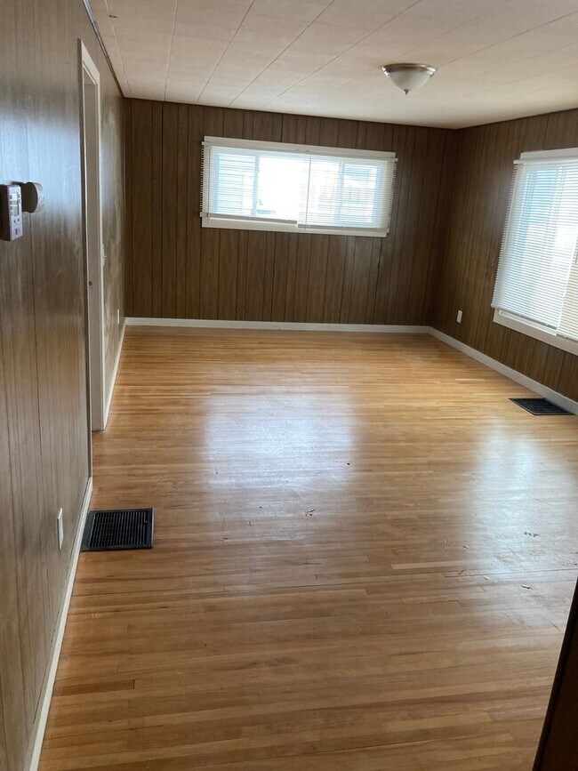 Building Photo - Nedrow remodeled 2 Bed ranch