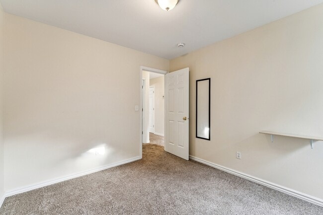 Building Photo - 2036 E Oakridge Ct