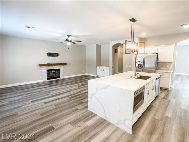 Building Photo - Coming Soon 8/1/25 - Beautiful Summerlin P...