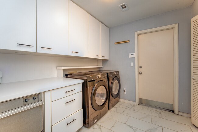 Building Photo - 3927 Pleasant Valley Dr