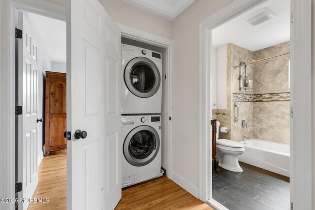 Building Photo - 11 Lakeside Ave