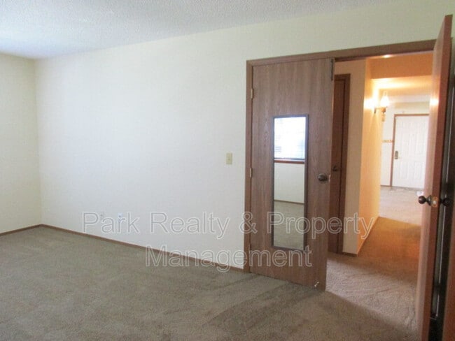 Building Photo - 921 S Zeno Way