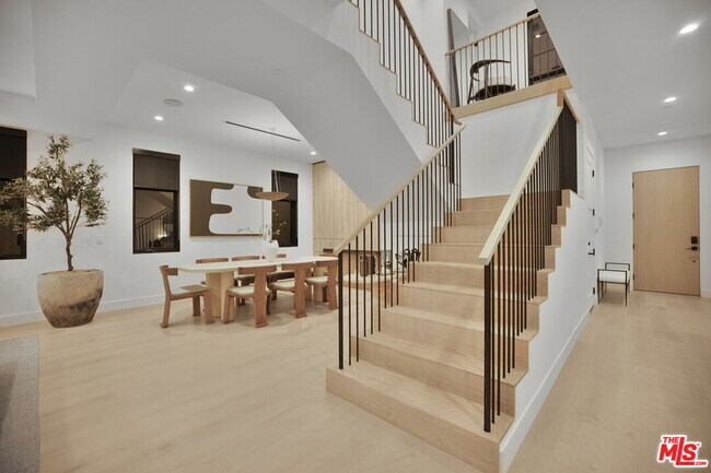 Building Photo - 4433 Kraft Ave