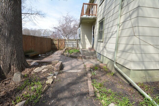Building Photo - 420 8th Ave SE