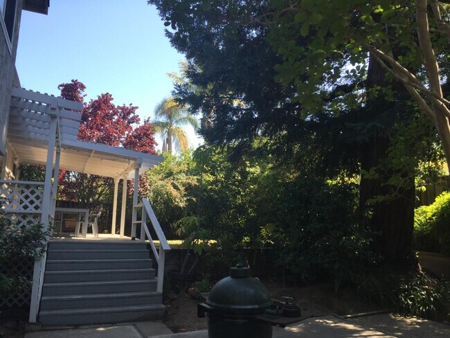 Building Photo - 10833 Wilkinson Ave