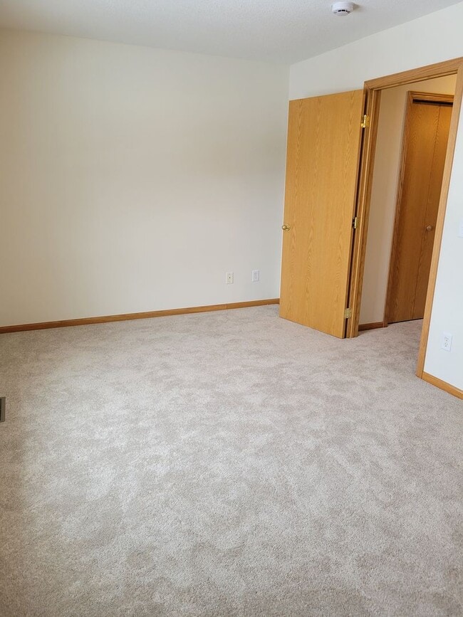 Building Photo - 2 Level Townhouse