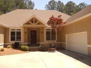 Building Photo - House with a POOL in the Stone Creek Subdivision!
