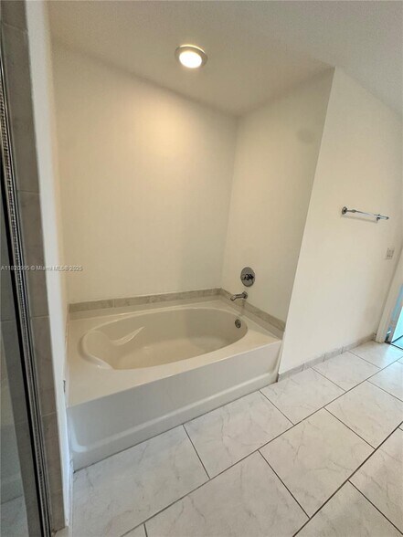 Building Photo - 950 Brickell Bay Dr