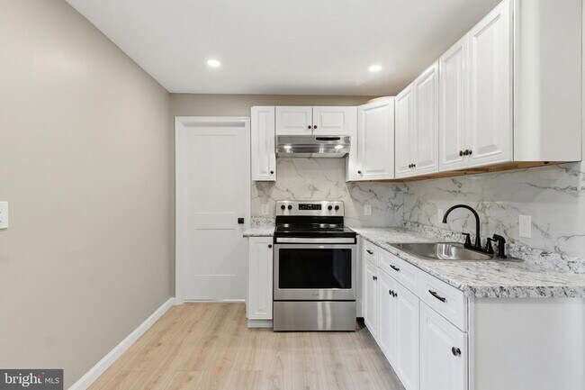 Building Photo - 219 3rd St