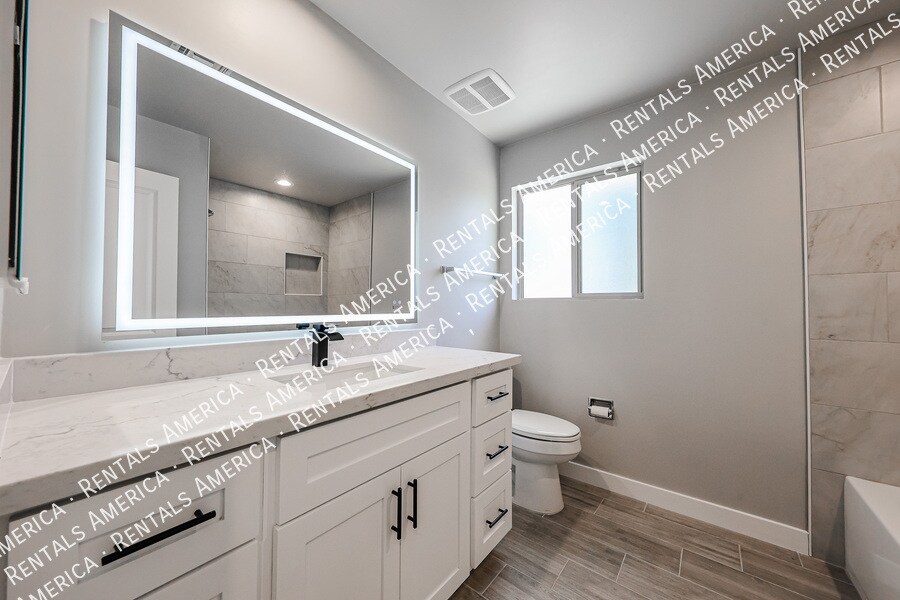 Building Photo - 1704 E Pickrell Dr