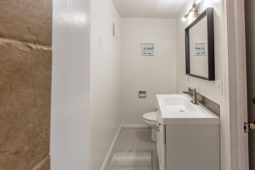 Building Photo - 2401 Birch Ln