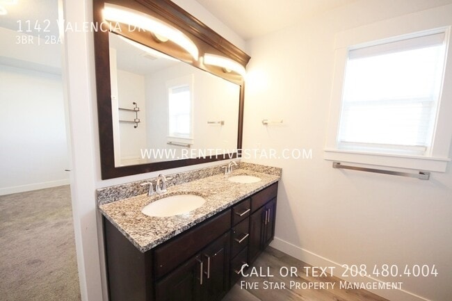 Building Photo - 1142 Valencia Dr