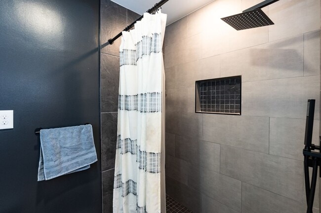 Building Photo - Ultra Modern Three Bedroom Home!