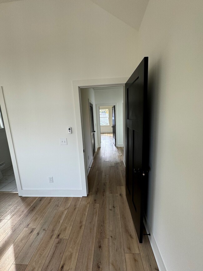 Building Photo - 509 Rosedale Ave