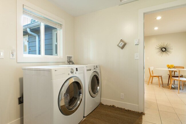 Building Photo - Charming Rambler in North Seattle!
