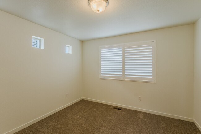 Building Photo - 2656 Champagne Ave