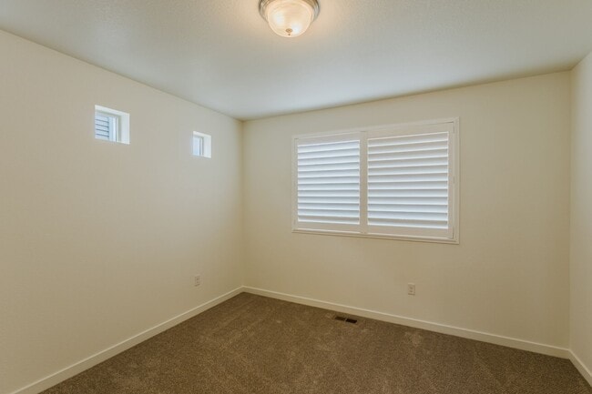 Building Photo - Immaculate 5bedroom like new in The Meadows!