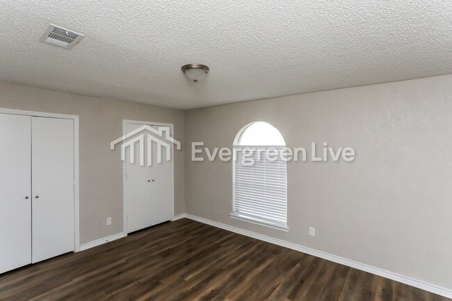 Building Photo - 715 San Juan Dr