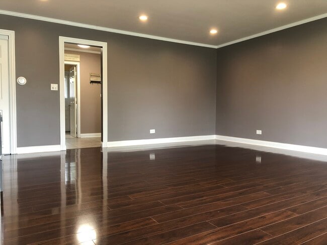 Building Photo - 1126 Parkview Dr