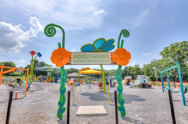 Building Photo - 203 W Cedar St