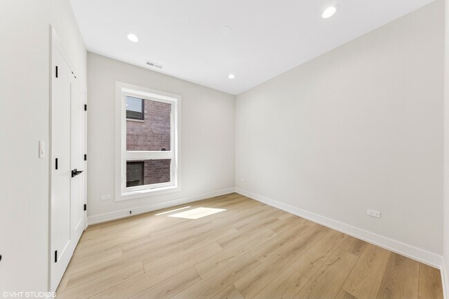Building Photo - 5000 S Prairie Ave