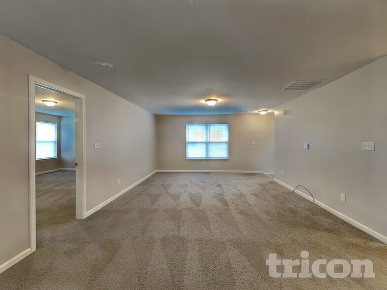 Building Photo - 906 W Clinton St