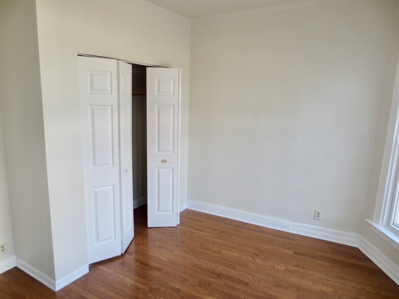 Building Photo - 1825 W Addison St