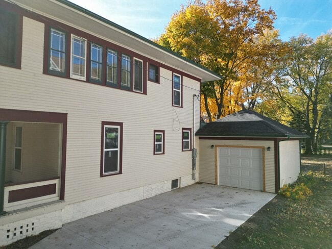 Building Photo - 623 S 4th St