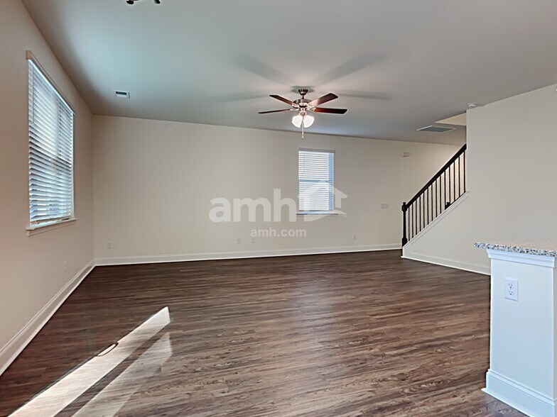 Building Photo - 507 W Lionel Rd