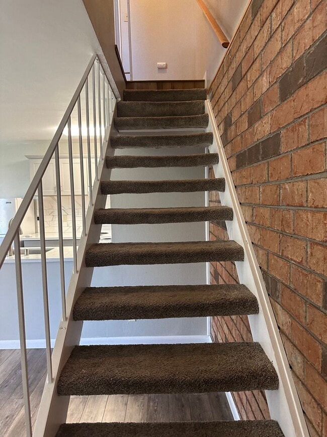 Building Photo - Townhome for Rent! Close to American River College!