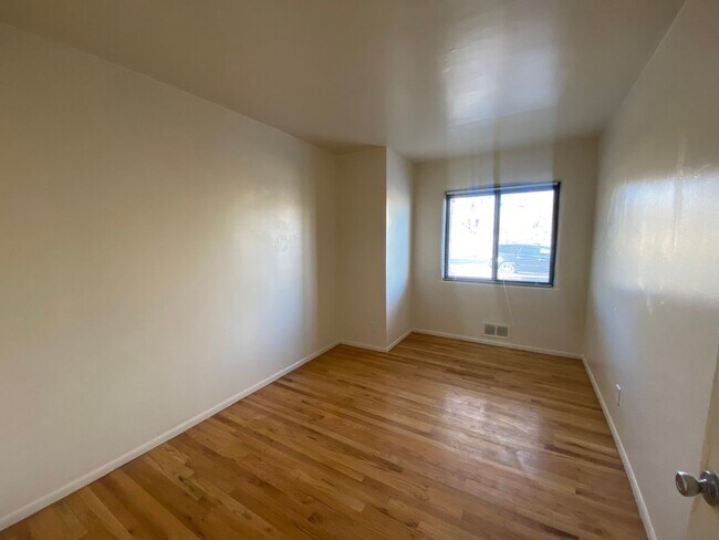 Building Photo - 1200 Stanford Dr NE