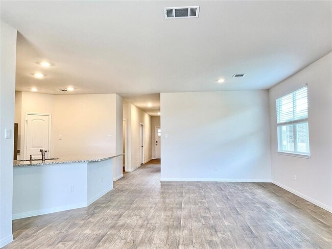 Building Photo - 467 Evergreen Sumac Lp