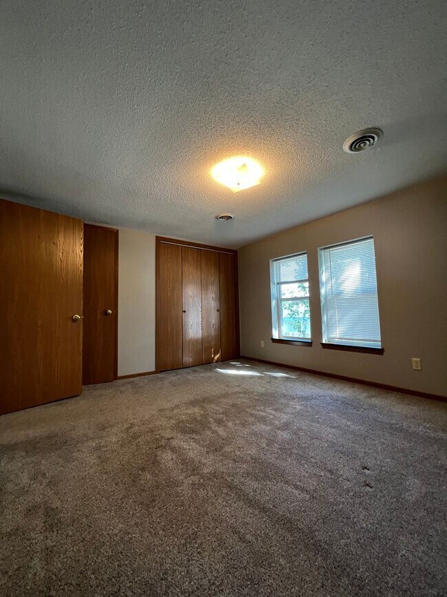 Building Photo - Hoff - 14