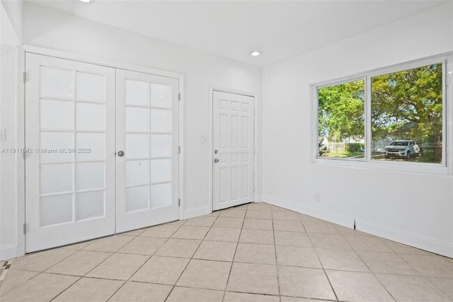 Building Photo - 2444 Plunkett St